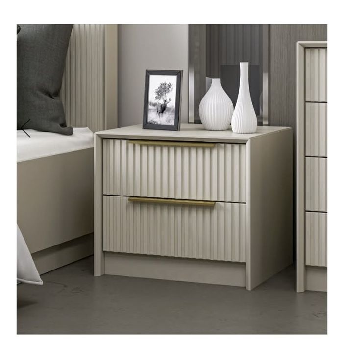 Vand set noptiere noi noute