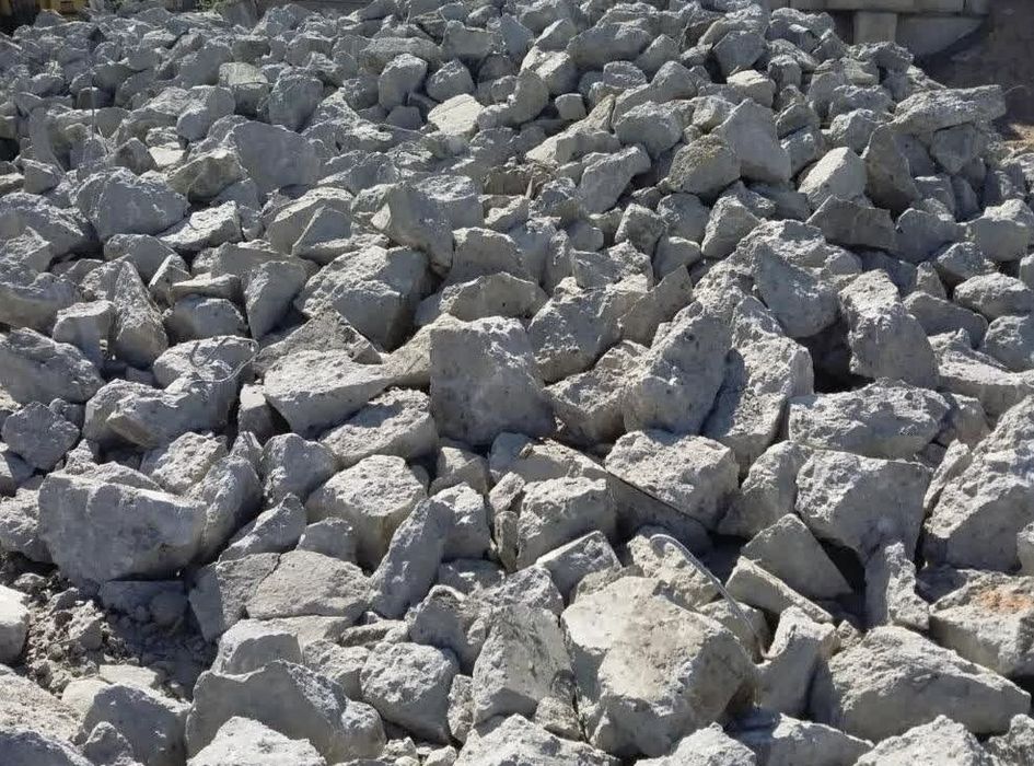 Строительный мусор самосвалы. Бетон