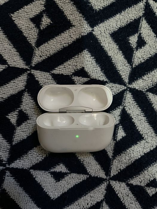 Продам кейс оригинал airpods pro 1