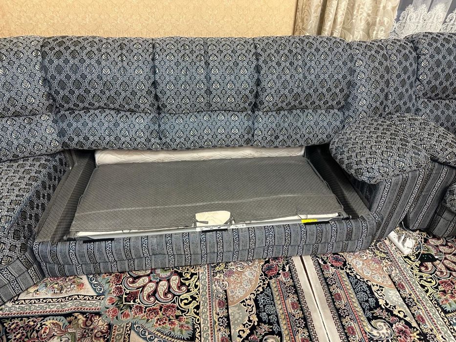 Продам угловой диван с креслом