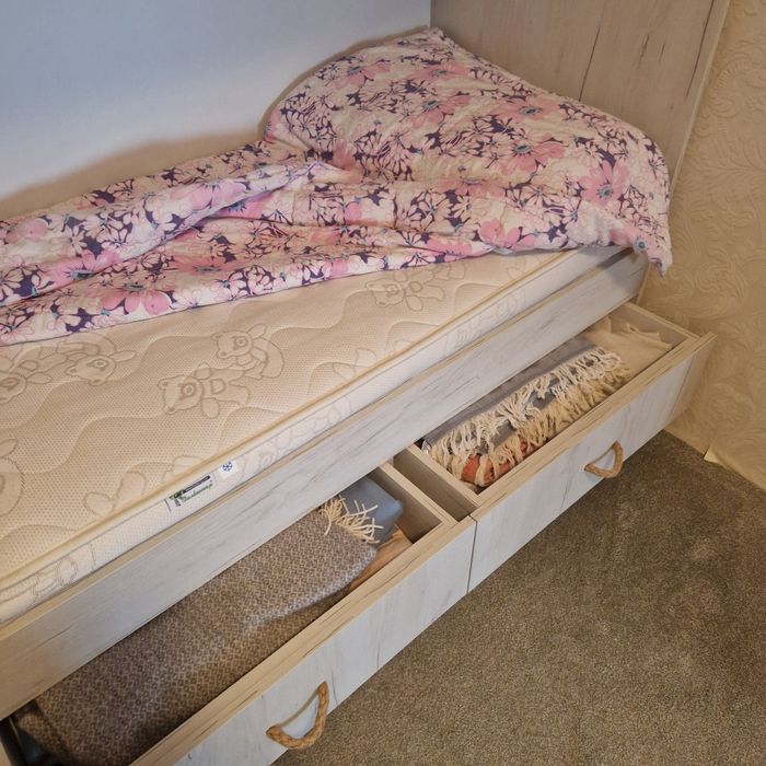 Гардероб с вградено детско легло