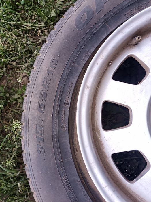 Cauciucuri.Tinute intr o încăpere (camera)
