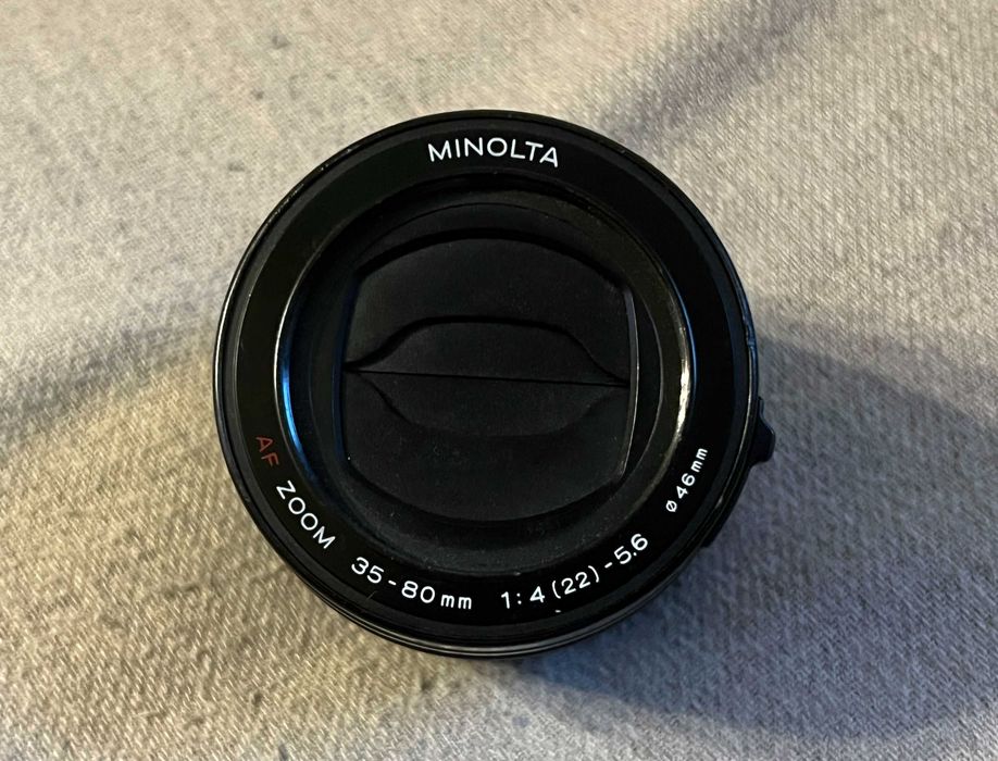 Obiectiv Minolta AF 35-80mm f4-5.6 cu jaluzea fata