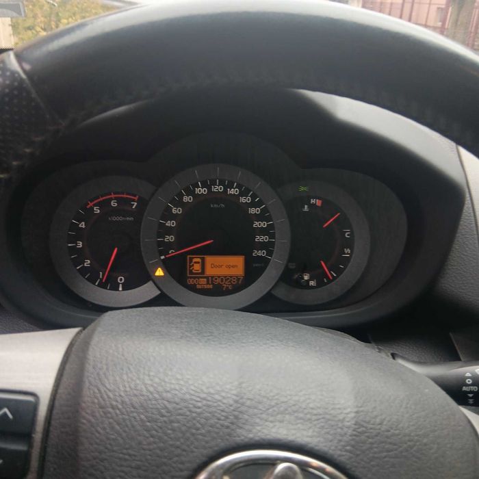 Продавам тойота rav4