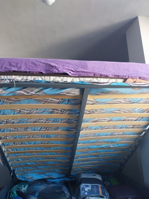 Спален комплект с нормални следи от употреба.