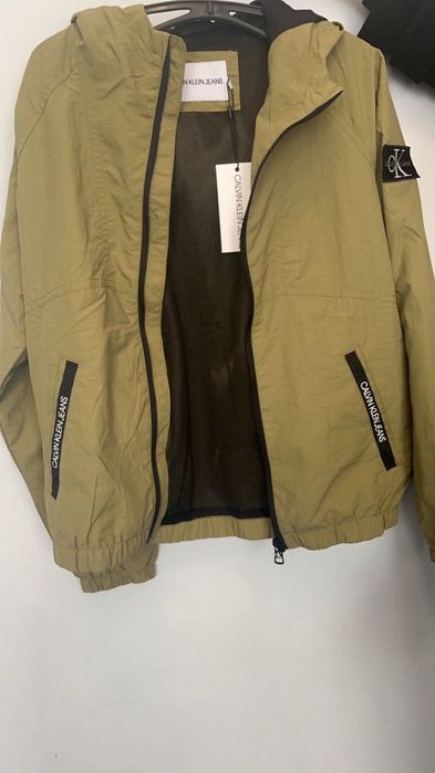 Продавам ветровка на calvin klein за дете до 12години!якето е за момче