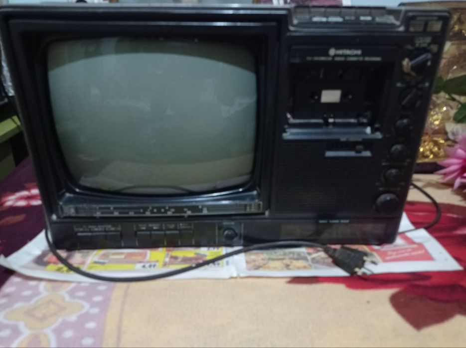Ретро телевизор с радио и касетофон – 1980 г.