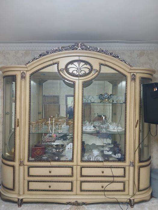 Chiroyli stenka sotiladi srochna.kelishib beraman