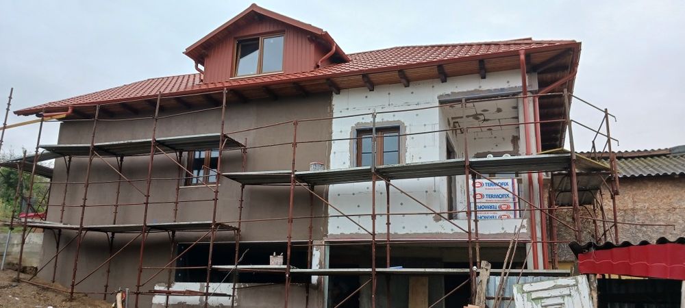 Execut lucrări: fundații, zidărie, acoperisuri, tencuieli, izolații.