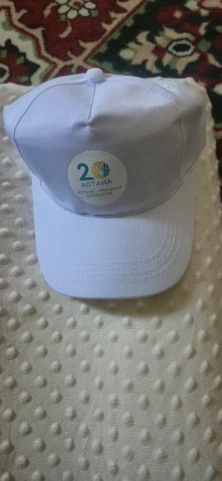 Продам кепки белого