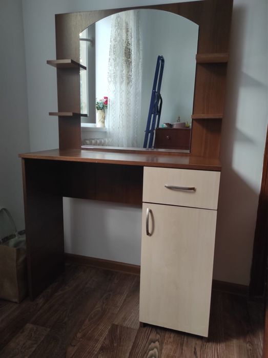 Продам зеркальный шкаф