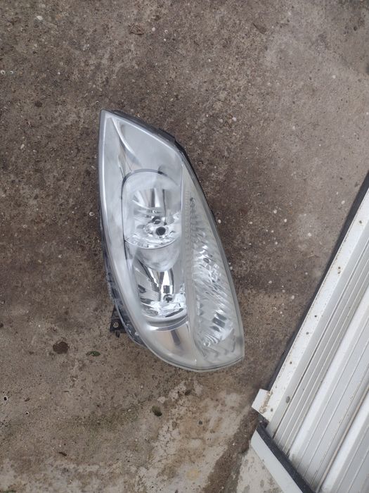 Продавам ляв фар за renault scenic 2 2004 09