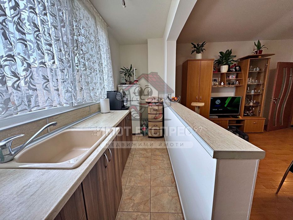 Продава се Тристаен апартамент в Асеновград - 68 кв.м за 1238 €/кв.м - Снимка #2