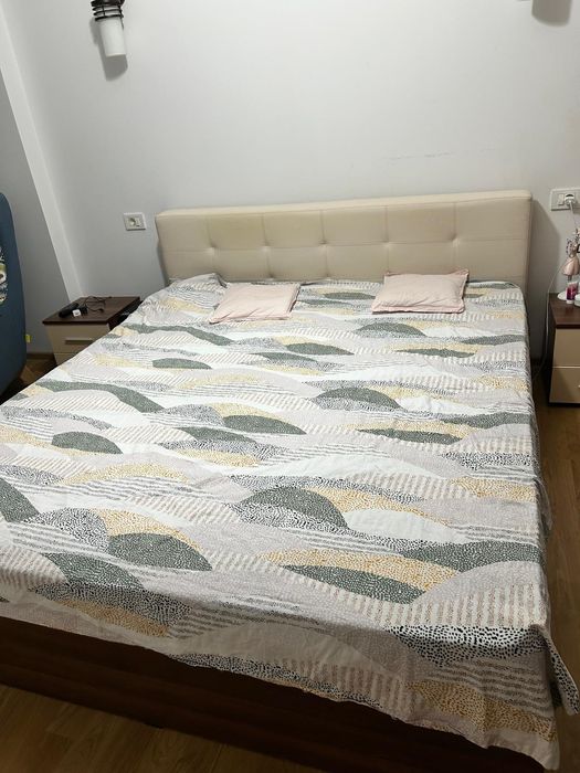 Vând pat cu saltea și noptiere