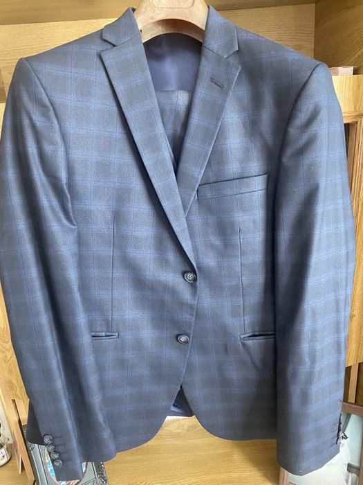 Costum bleumarin carouri