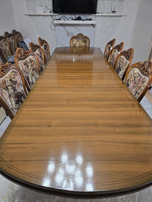 Стол с стульями в хорошем качестве.