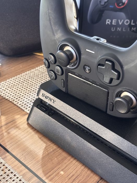 PlayStation 4 Slim 1000GB 2 контролера 8 игри.
