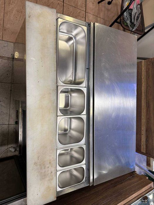 Саладета / хладилна маса с гастронорми.