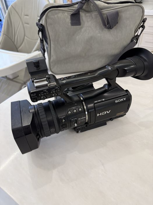 Продам проессиональную видеокамеру Sony HVR