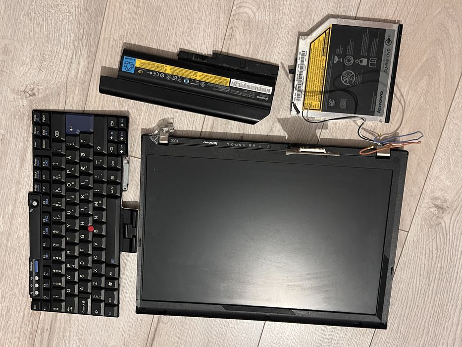 Lenovo T500 pentru piese display, tastatura , baterie , hdd 150 gb,ram