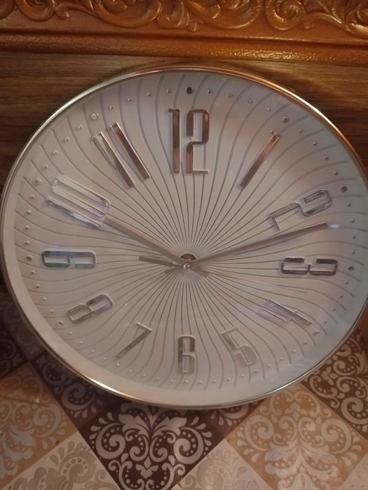 Стенен часовникбял