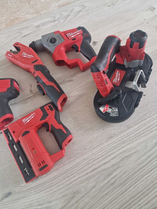 Scule    Milwaukee m12