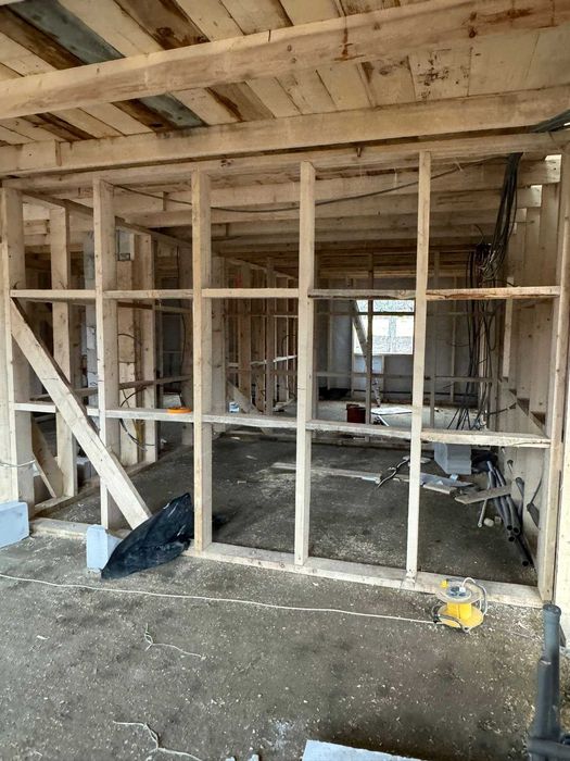 Case din Lemn, Casa Modulara, Garaje Auto si Containere stil birou din structura metalica si panou sandwich termoizolant