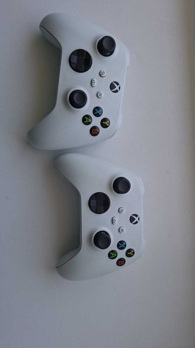 Vând Xbox Series S + 2 controlere
