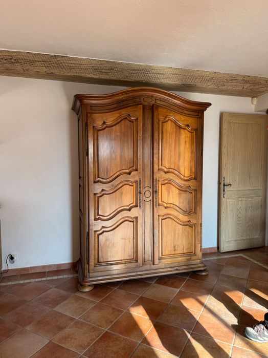 Масивен орехов гардероб