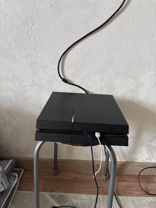 Play station 4 в хорошо состоянии