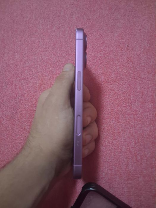 Dau la schimb două telefoane Samsung A17 5G. +  iPhone 16 baterie 94%  GB128 dacă e ceva mai bun le dau pe amândouă la schimb