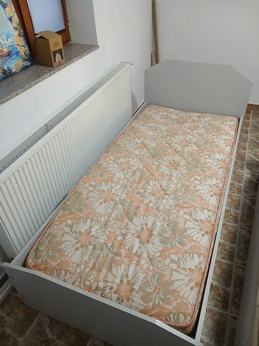 4 PaturiPaturi single (1 persoană) + Saltea + câte 2 Noptiere