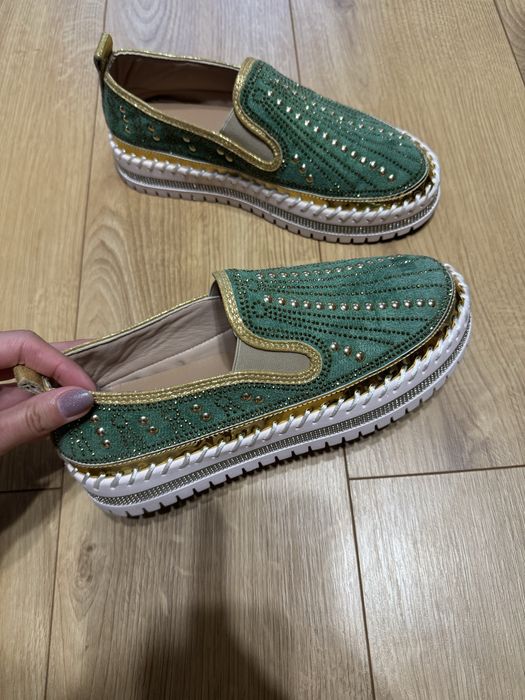 Мокасини с камъни