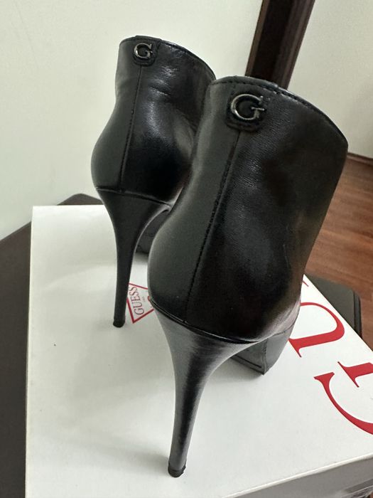 Botine Guess cu siret