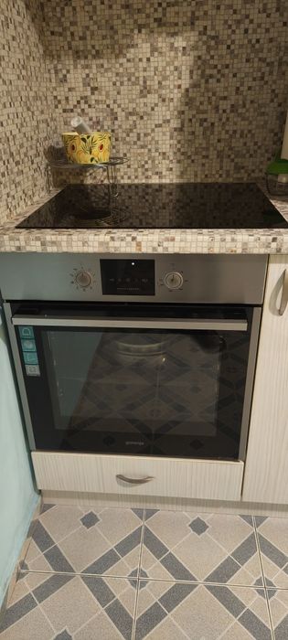 Продавам кухненски кът ,шкафове ,с уреди и аспиратор