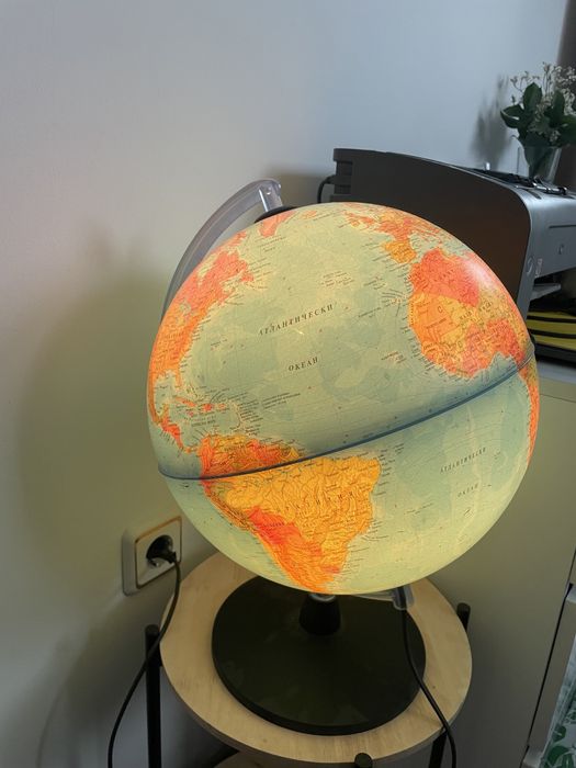 Светещ глобус на български език