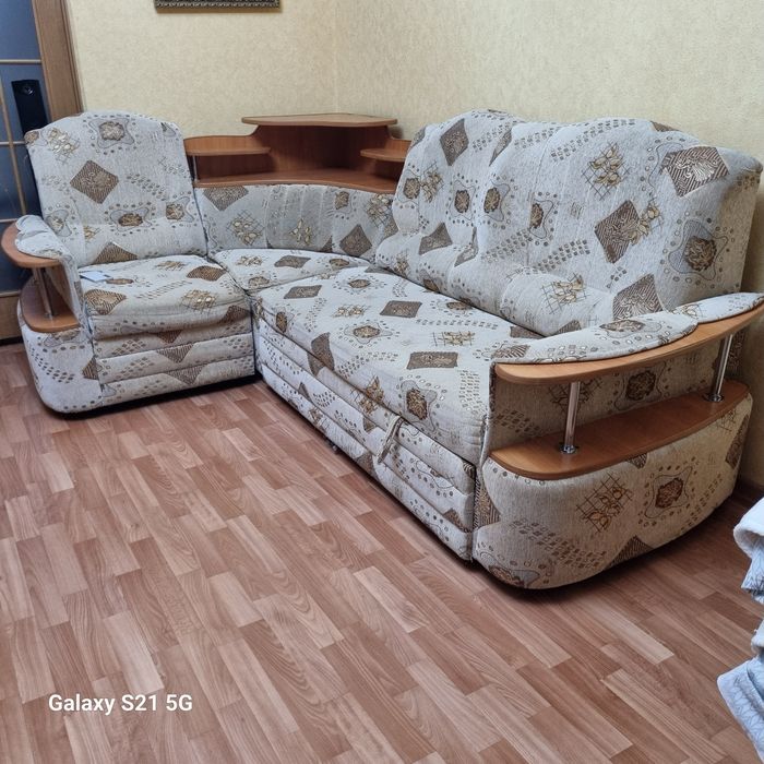 Продам угловой диван с креслом