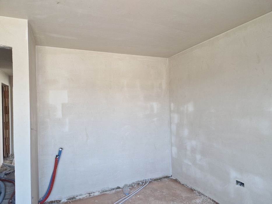 Execut tencuieli mecanizate si  șapă  pe bază de ipsos  , finisaje