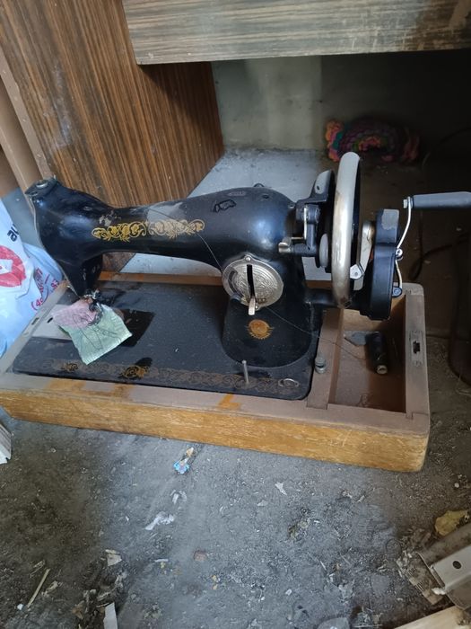 Продам швейную  машинку на запчасти