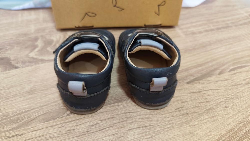 Боси обувки КК и обувки Адидас