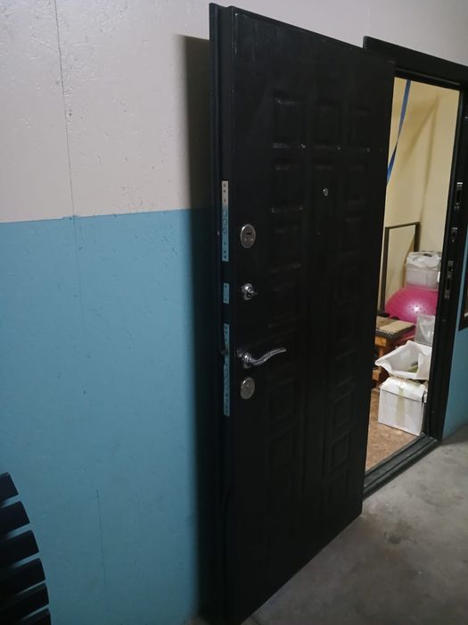 Срочно продаи входная дверь