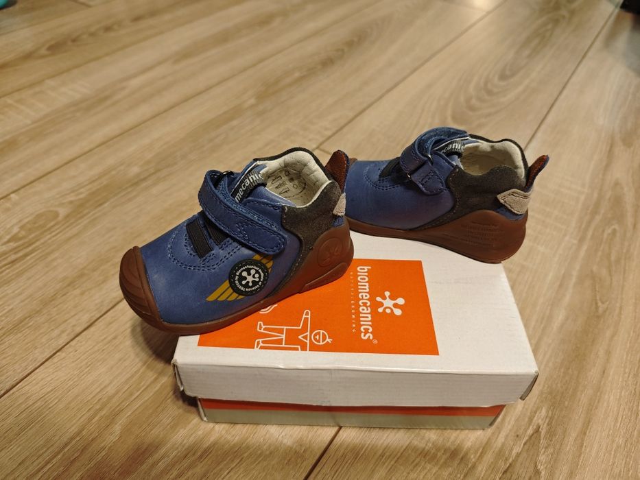 Чисто нови кожени бебешки обувки Biomecanics 19 номер