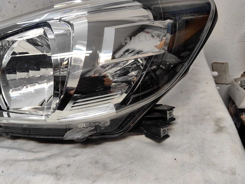 Оригинални  фарове  Toyota Hilux