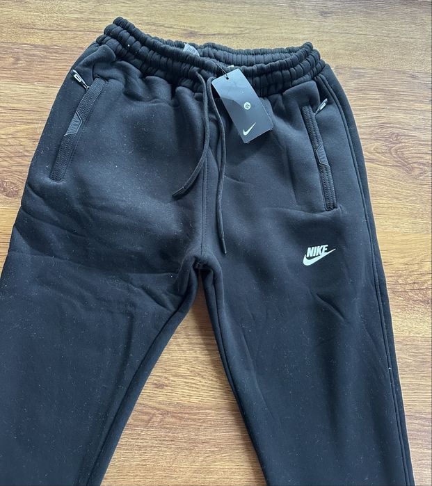 Мъжко,ватирано,черно долнище Nike с маншет и ципове на джобовете