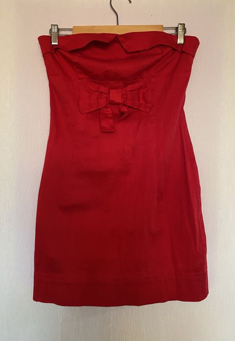 Червена къса рокля