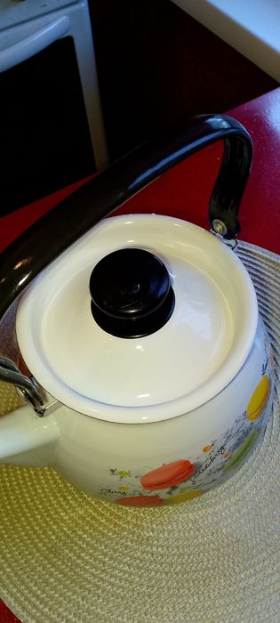 Эмалированный чайник.