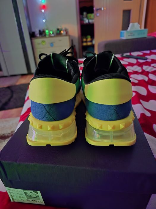 Vand adidasi valentino noi