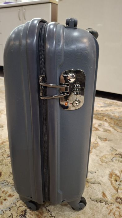 Чемодан дорожный