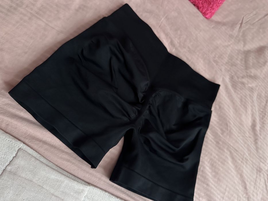 Спортивные обтягивающие шорты