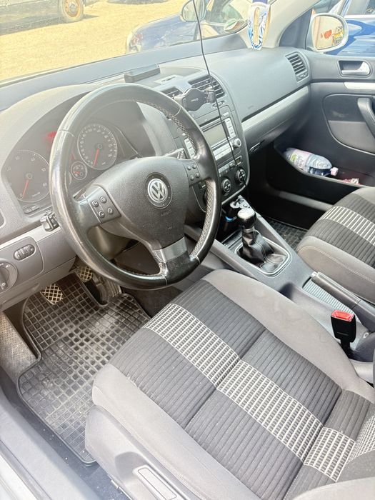 Golf 5 , 1, 9 tdi . 2008 , masina foarte bine intretinuta.